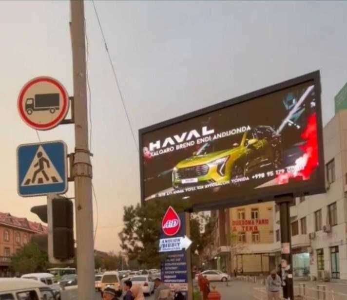 Jizzaxda led ekranlarda reklamalar. Лед екран на рекламах в Джиззах.