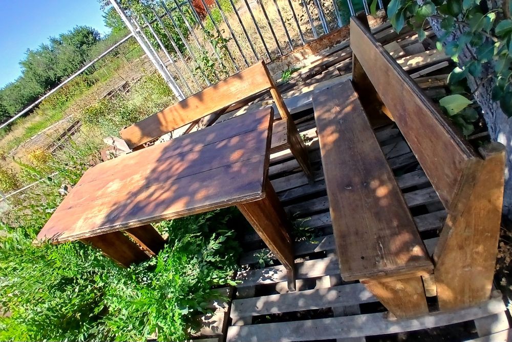 Продам стол со скамейками