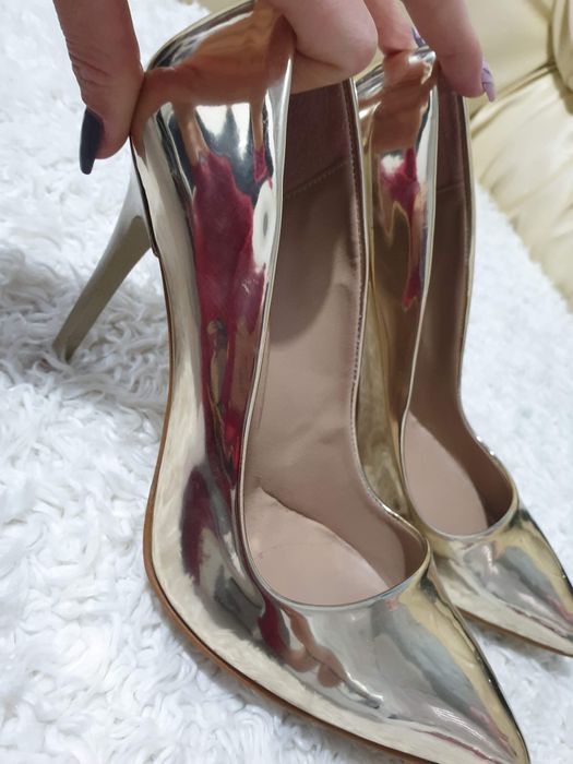 Pantofi stiletto aurii