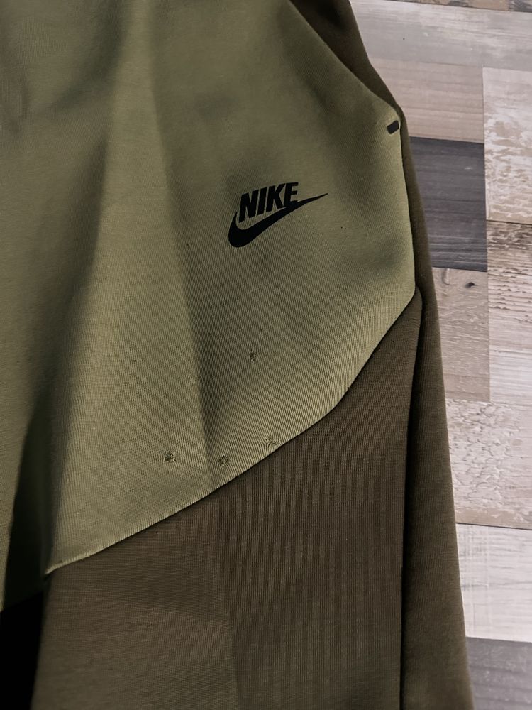 Nike tech M.