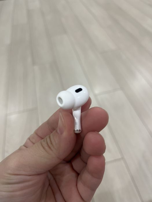 Продаю правый наушник AirPods pro оригинал