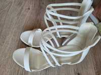 Бели сандали с висок ток 38 размер