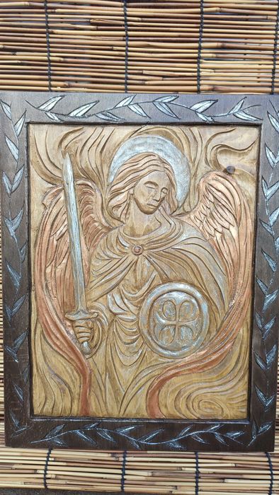 Ръчна Арт дърворезба на Архангел Михаил