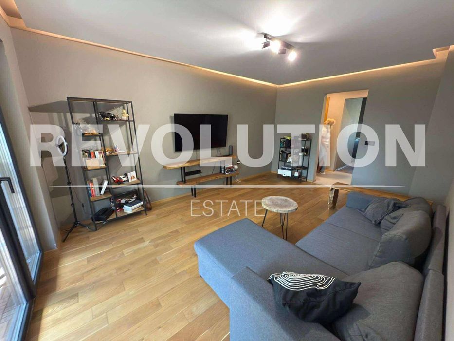 Тристаен апартамент в района на Червен площад!