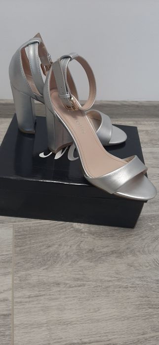 Vând pantofi diferite modele!