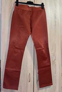 Pantaloni roșii usor evazati