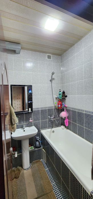 Uy sotiladi srochna 3 xonali yevro remont. xokimiyat yonida