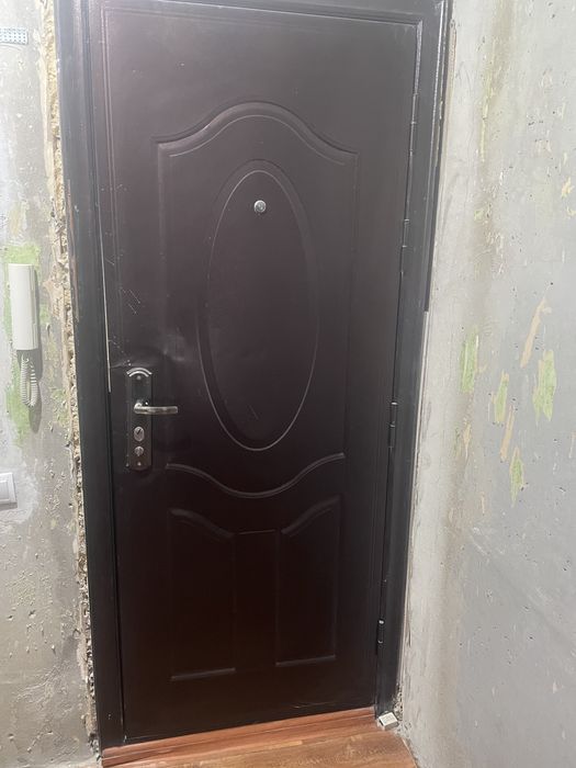 Продам входную дверь