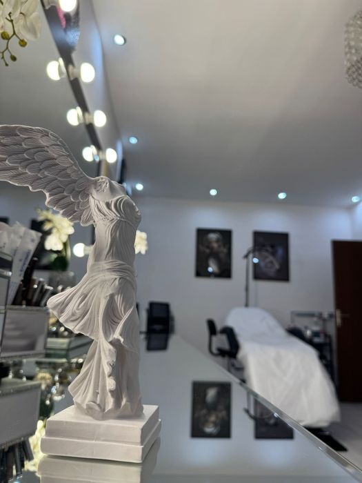 Închiriez camera pretabila pentru, extensii de gene ,manichiura.