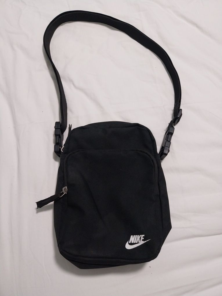 Продавам оригинална черна чанта на Nike