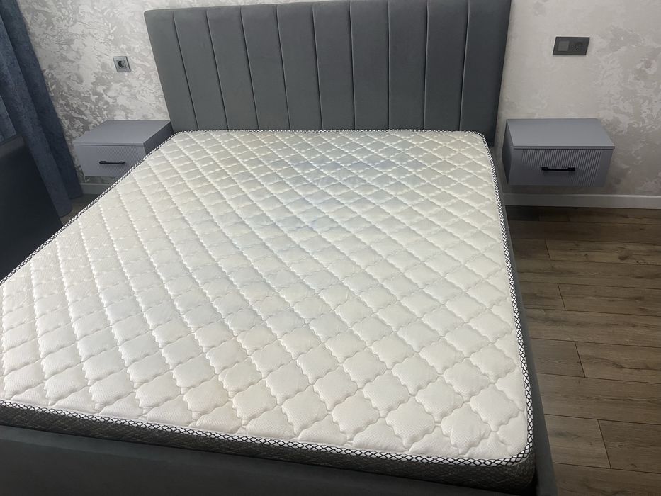 Кровать двухместная с матрасом и прикроватными тумбами со столиком