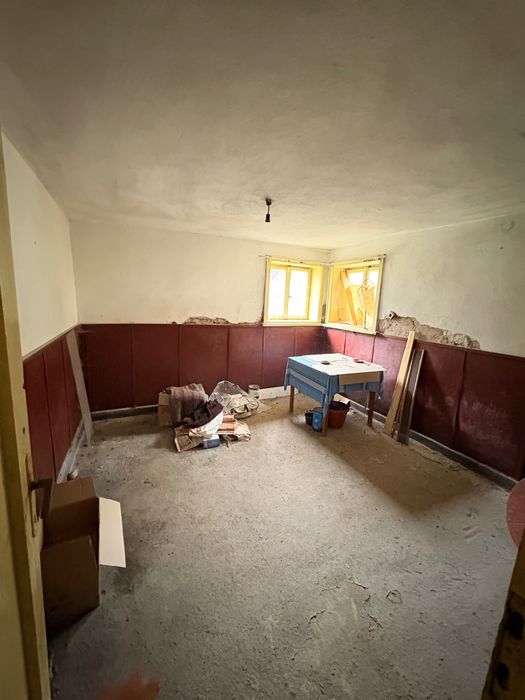 Двуетажна къща с гараж