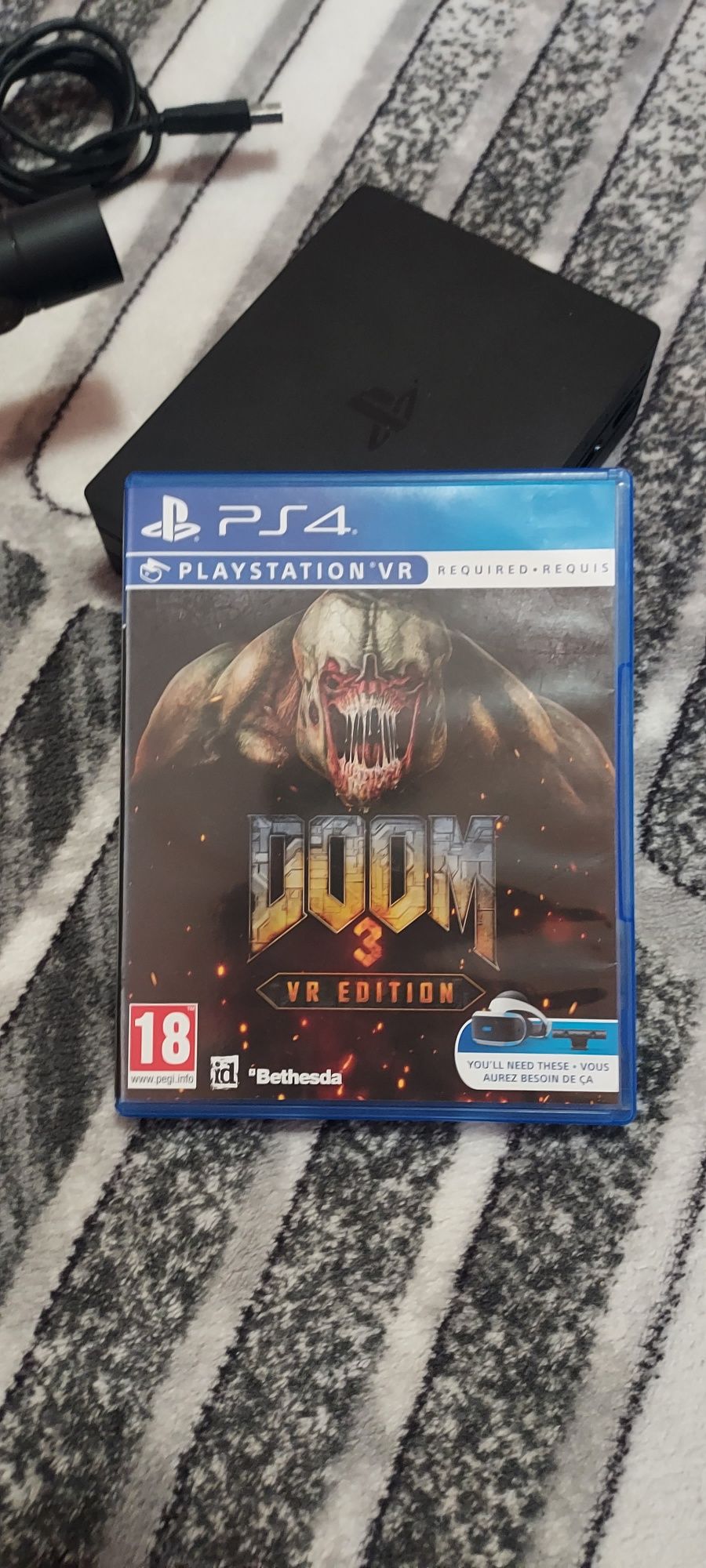 VR очила PS4  пълен комплект + игра Doom 3 VR Edition