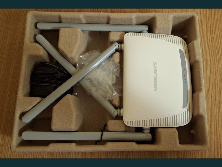 Router Mercusys model MW325R 4 antene