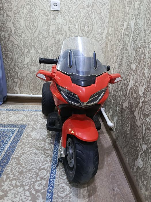 Bollalar uchun moshina va skutir