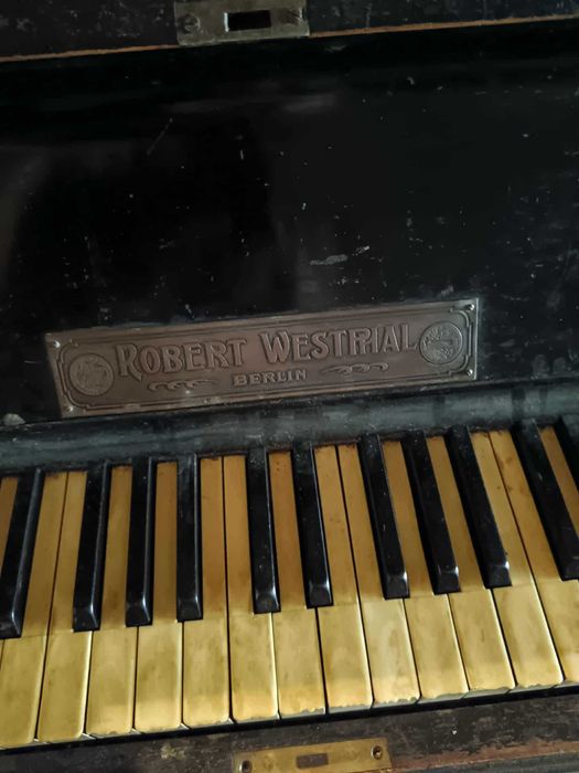 Vând pianina anul 1800