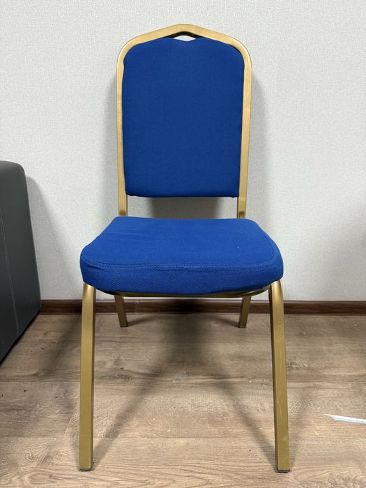 Железные синие стулья в хорошем состоянии