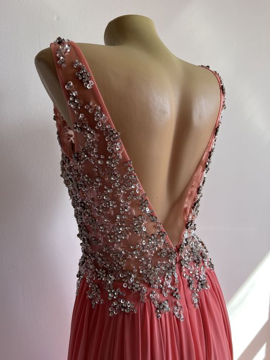 Официална рокля с нежни камъни