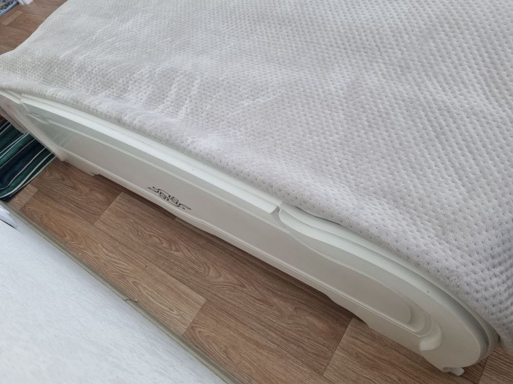 Продаем двухспальную кровать с матрасом +тумбочка