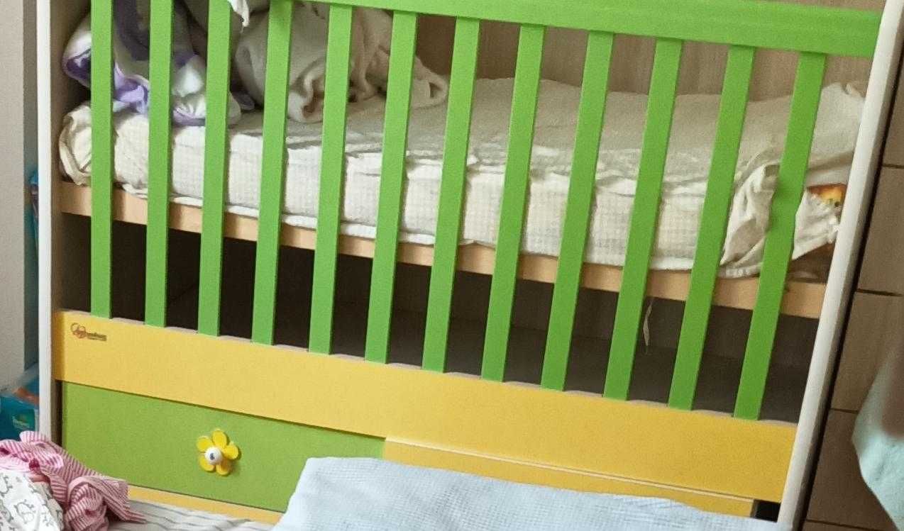 Детско легло с люлеещ механизъм и матрак