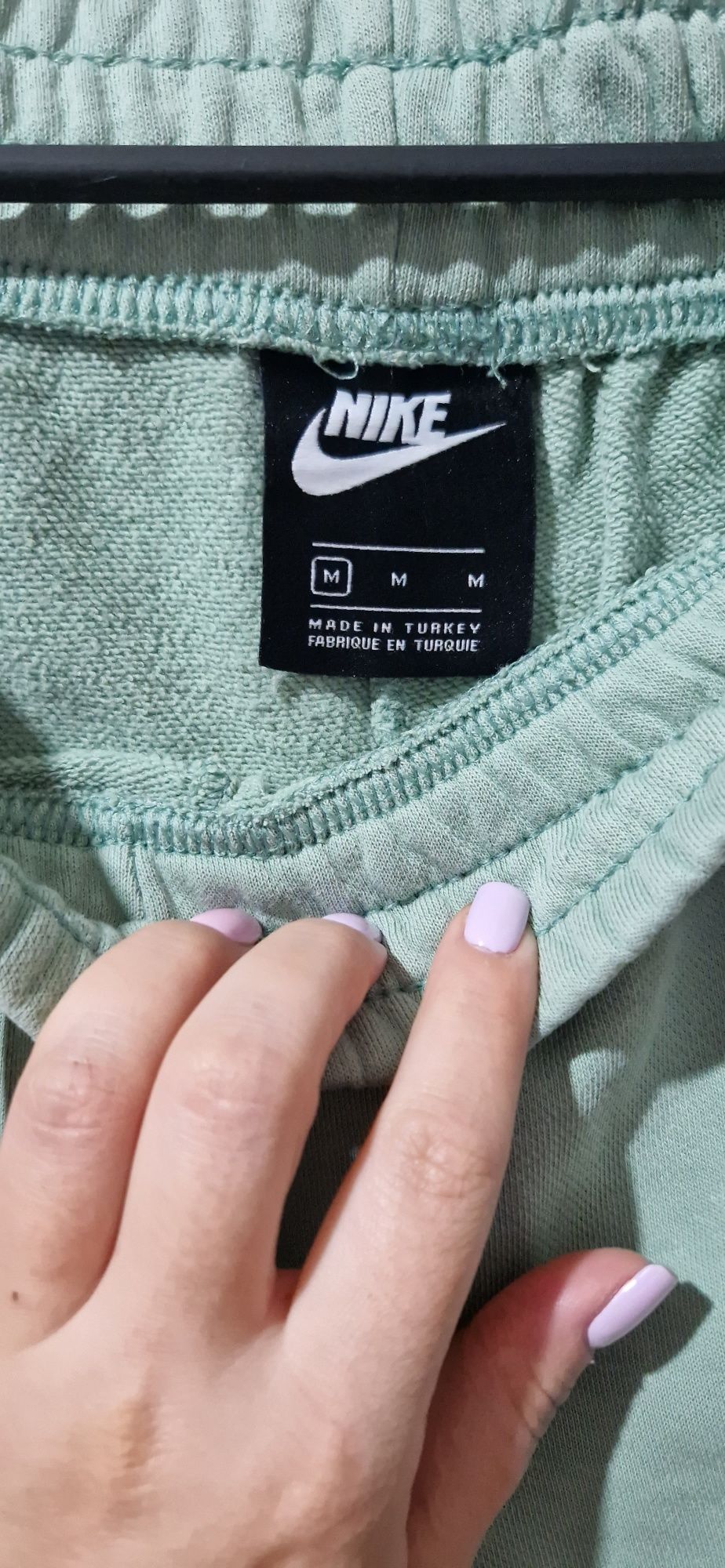 Vând pantaloni Nike