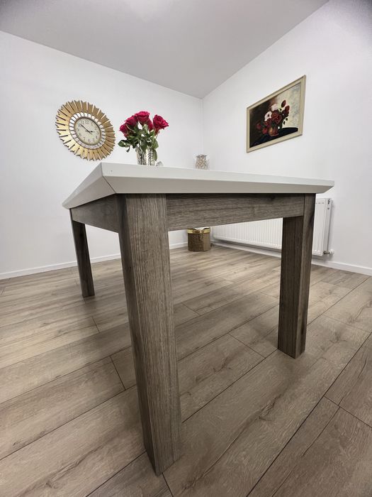 Masă extensibila cu 6 scaune – din lemn, stare excelentă.