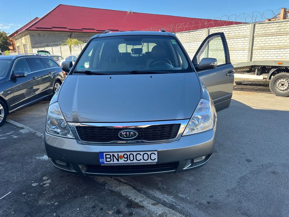 Vând Kia carnival