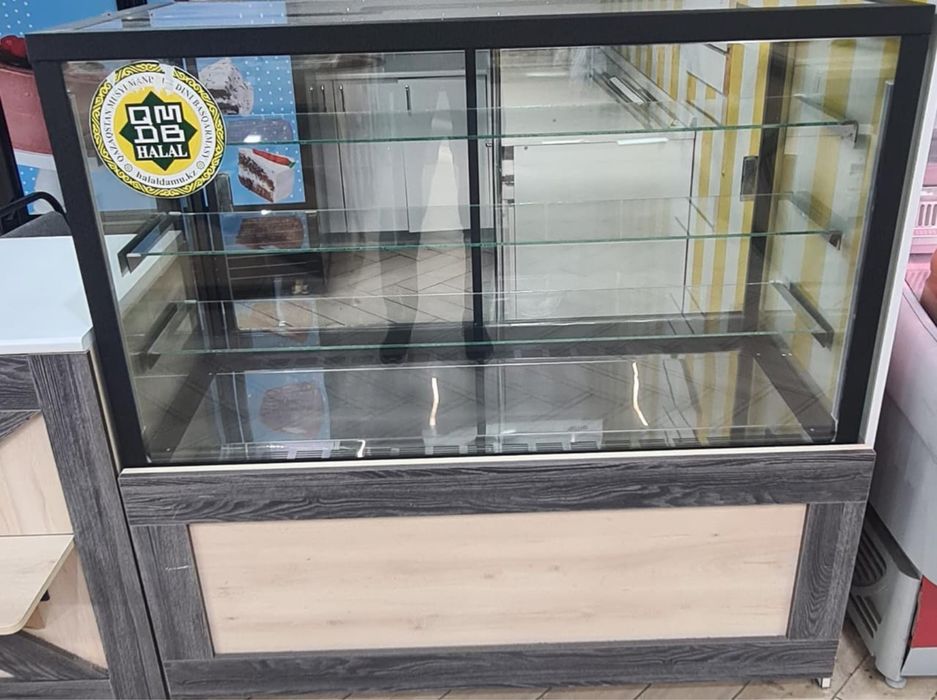 Витринный холодильник в хорошем состояний