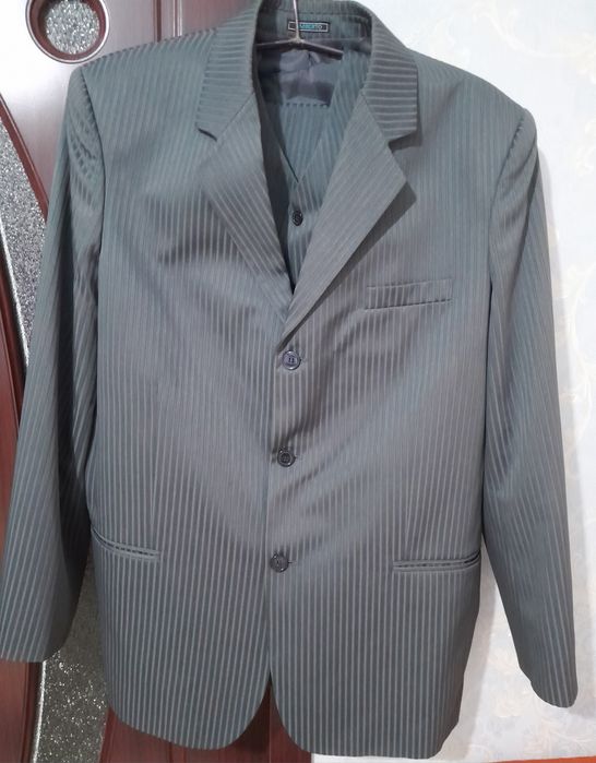 Vând Costum barbatesc