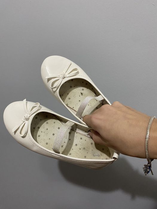 Бели лачени обувки за момиче