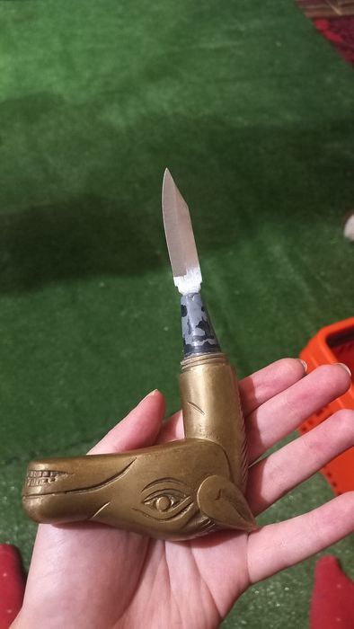 Стар бастун със скрито острие