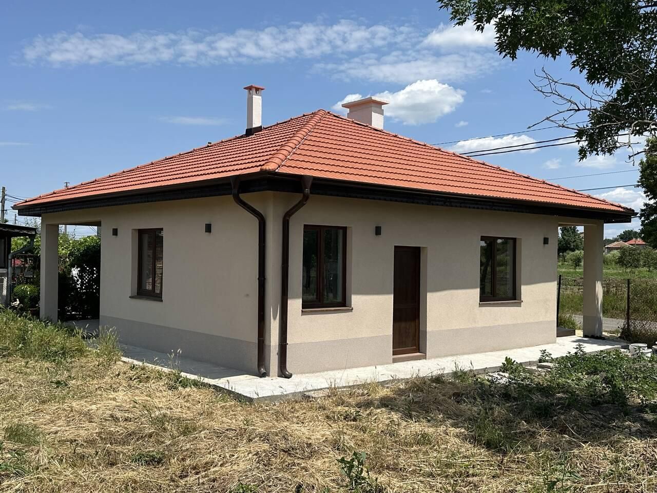 Новопостроена Едноетажна къща с двор в с. Ливада