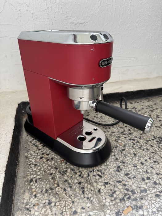 Еспресо Кафемашина DeLonghi Dedica EC685.R, 15 бара, 1350W!