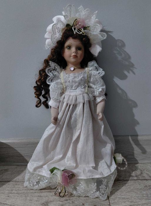 Фарфоровая кукла