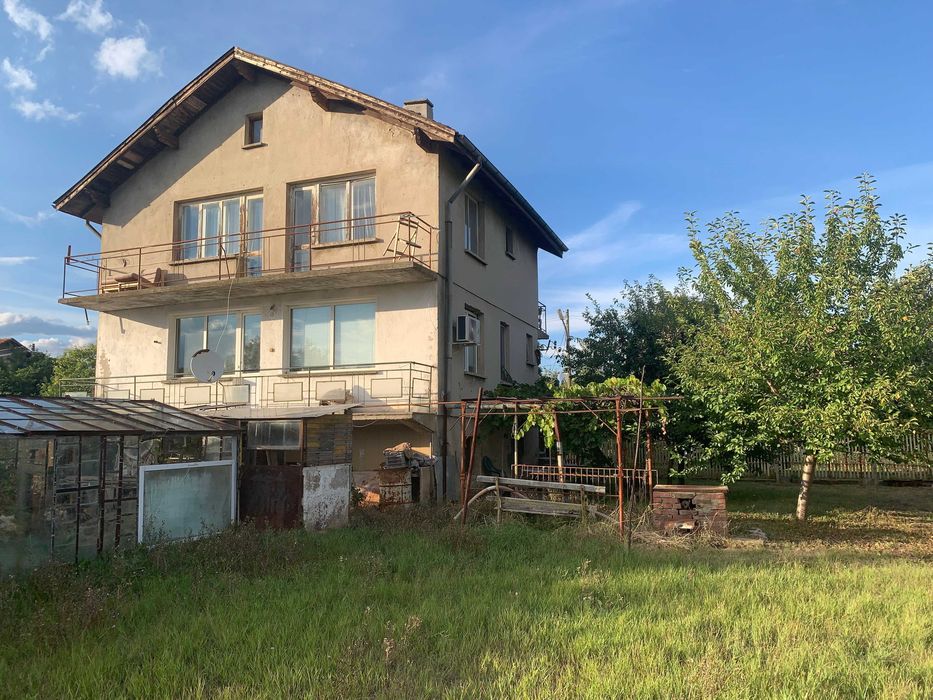 Продавам: Уютен семеен дом с голям двор 1164кв.м.