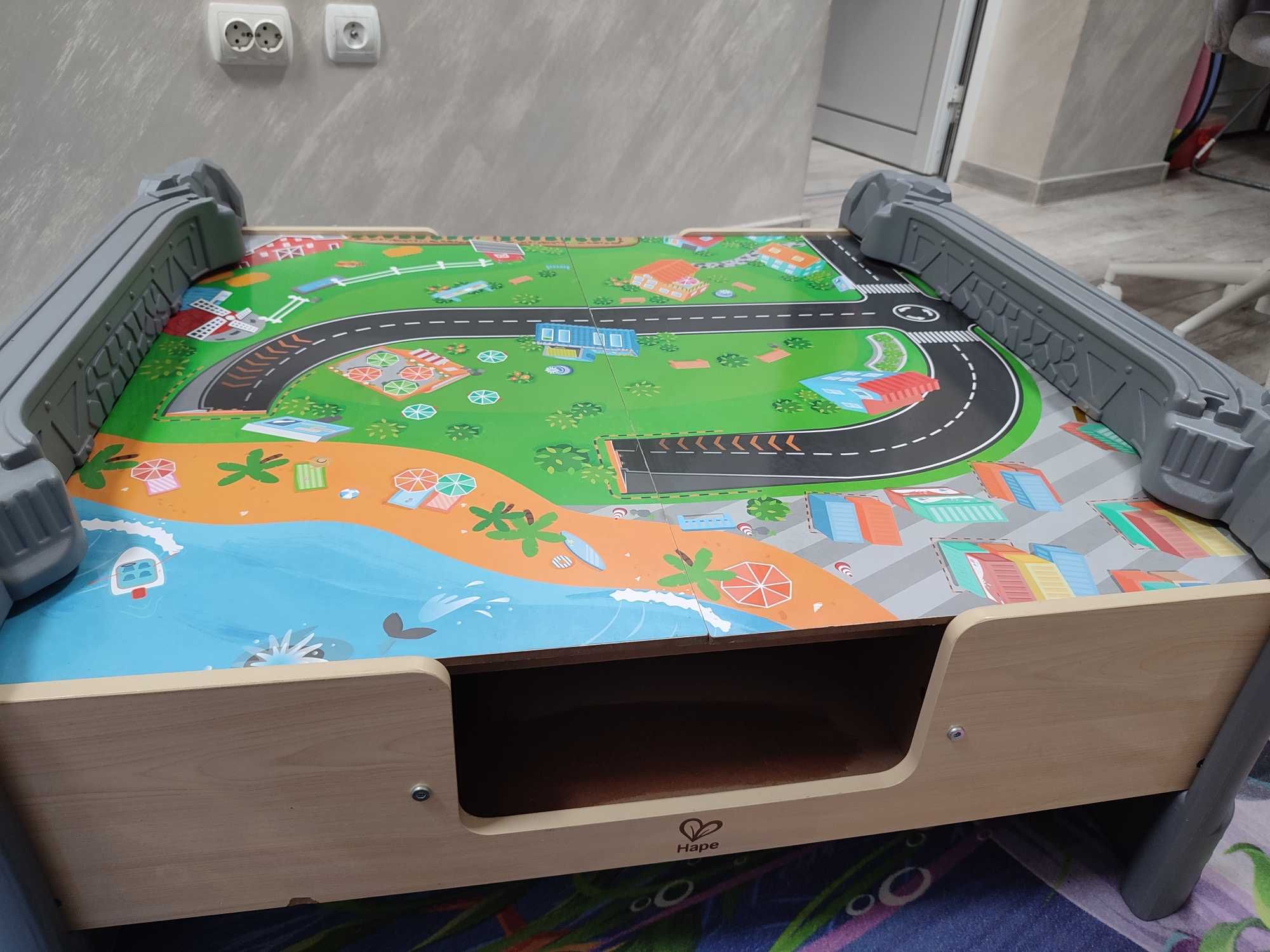 Игрален комплект Hape - Дървена влакова композиция с маса