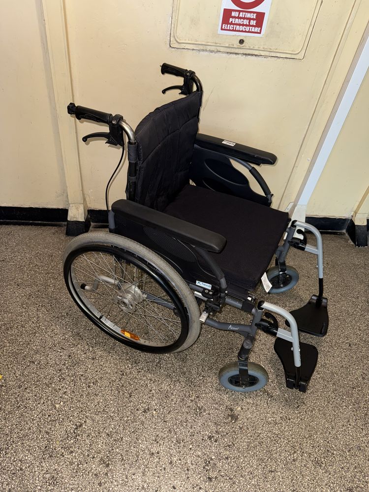 Carut scaun rulant medical batrani handicap dizabilitati (ca nou)