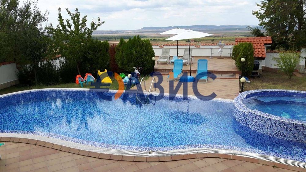 Модерна къща от 590 кв.м. + двор 1250 кв. м. в с. Кошарица,