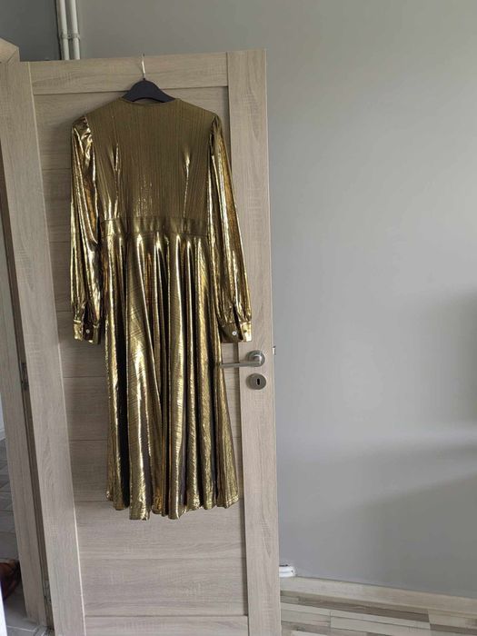 Рокля с златен ефект