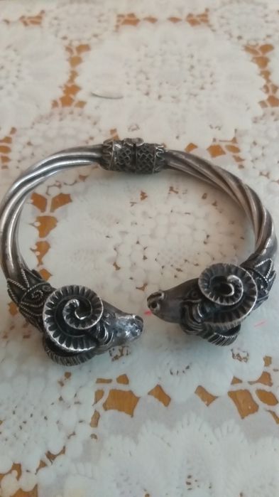 Vand o piesă veche din argint