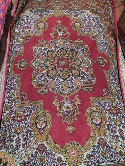 Два вида ткани и ковёр для утепления стены или пола