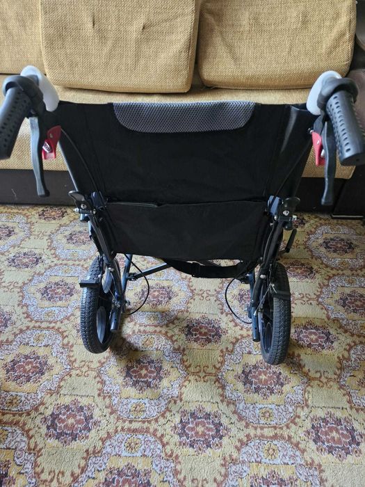 Vand carucior cu rotile pentru persoane cu handicap