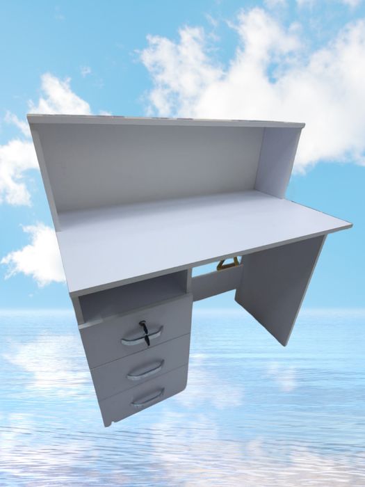 Универсальный письменный стол парта .