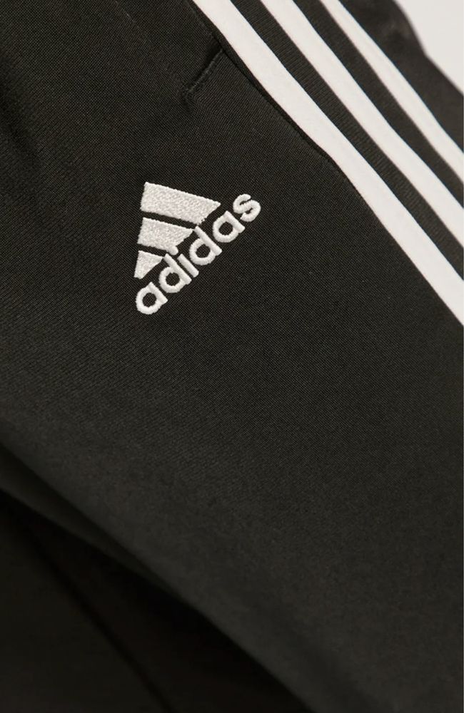 Adidas анцуг Размер XS– Като Нов