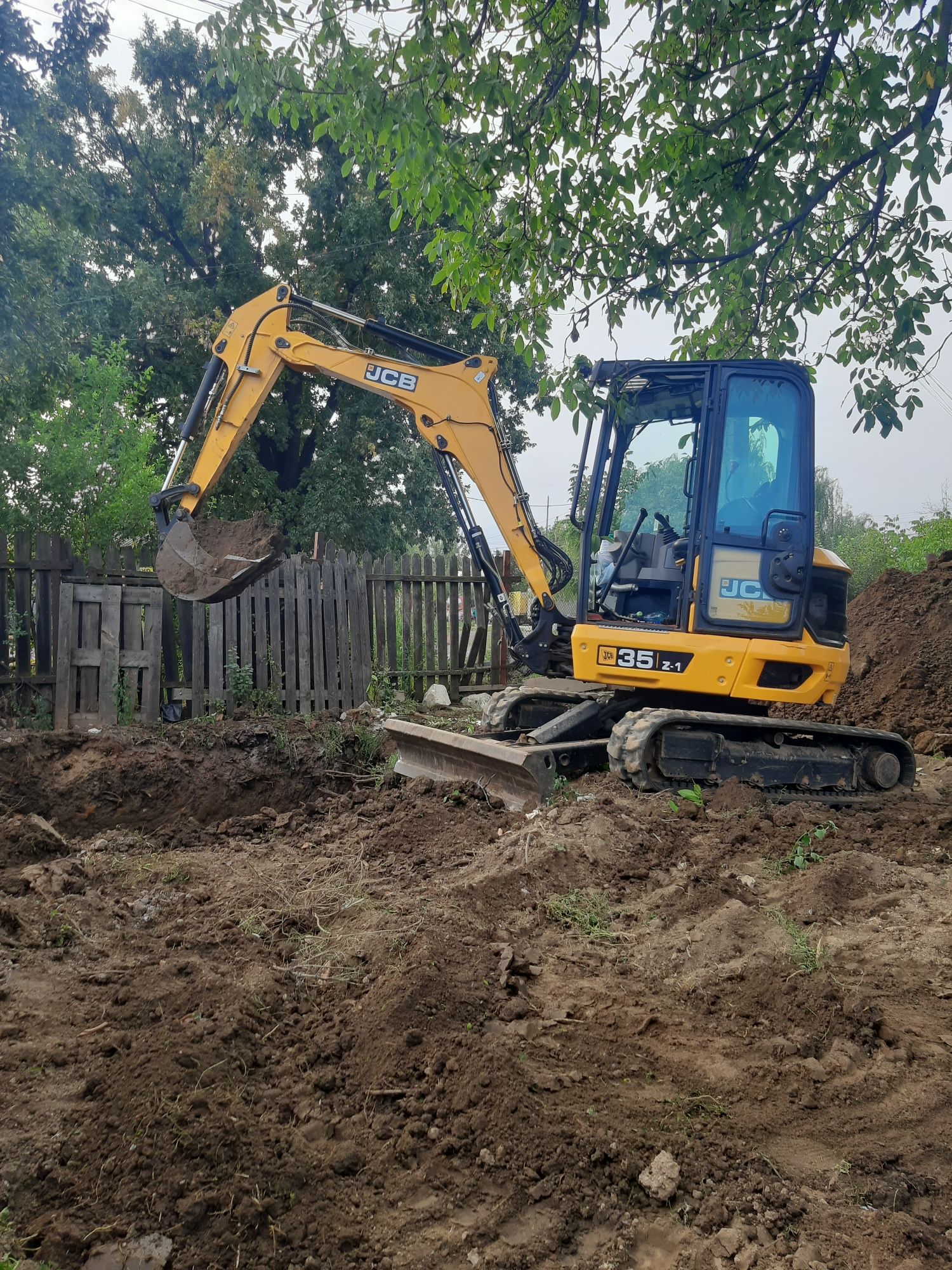 buldoexcavator și auto basculantă pămînt negru vegetal