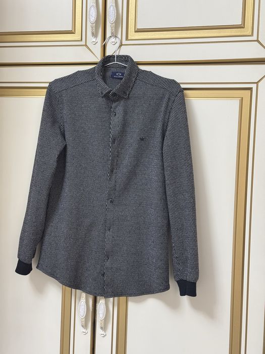 Продается плотная рубашка, идеально для зимой или осенью размер М