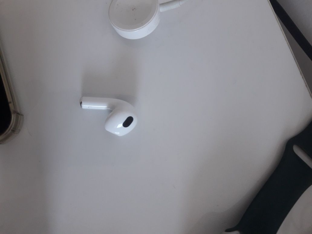 Продаю левое ухо от Airpods 3