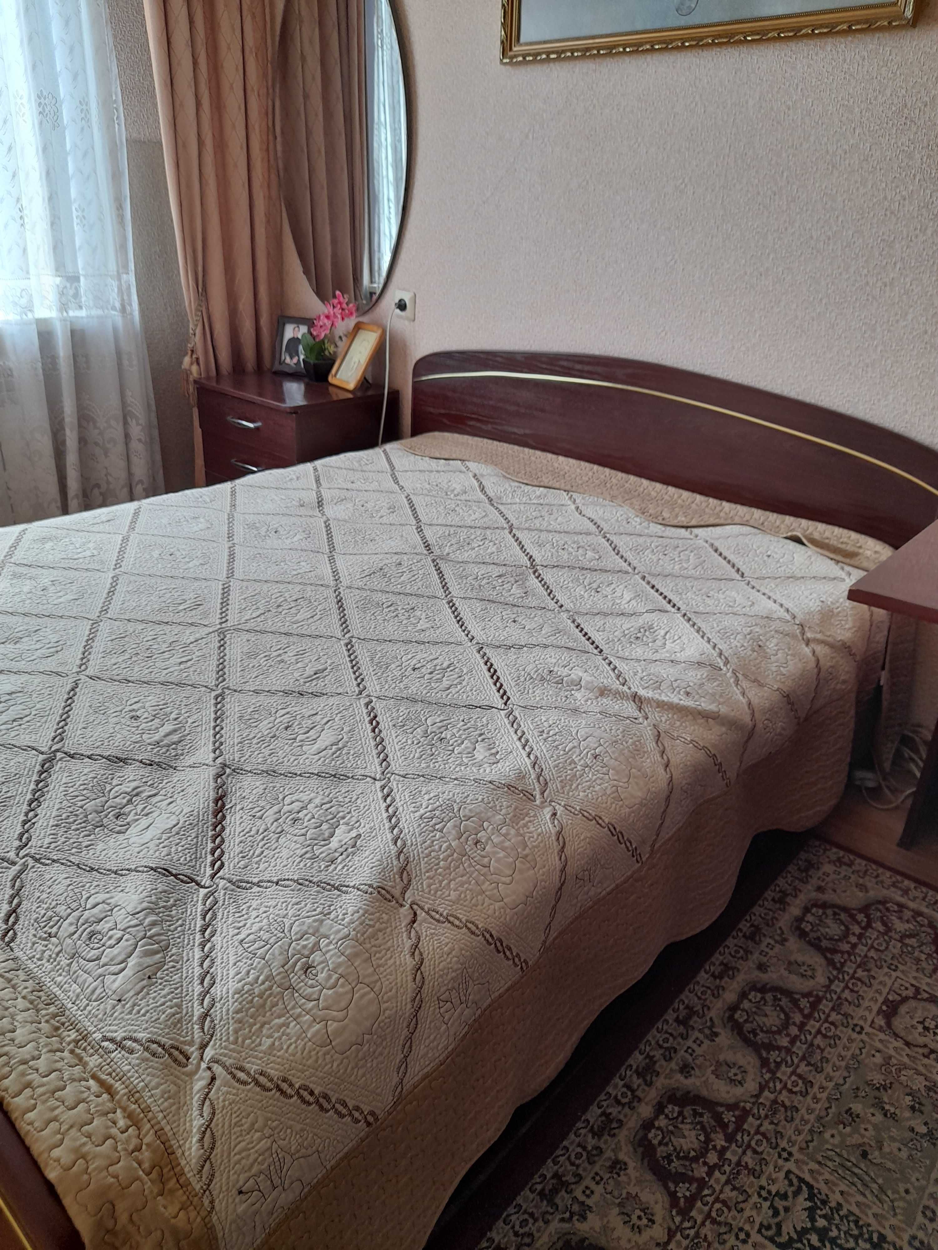 Продам кровать двуспальную.