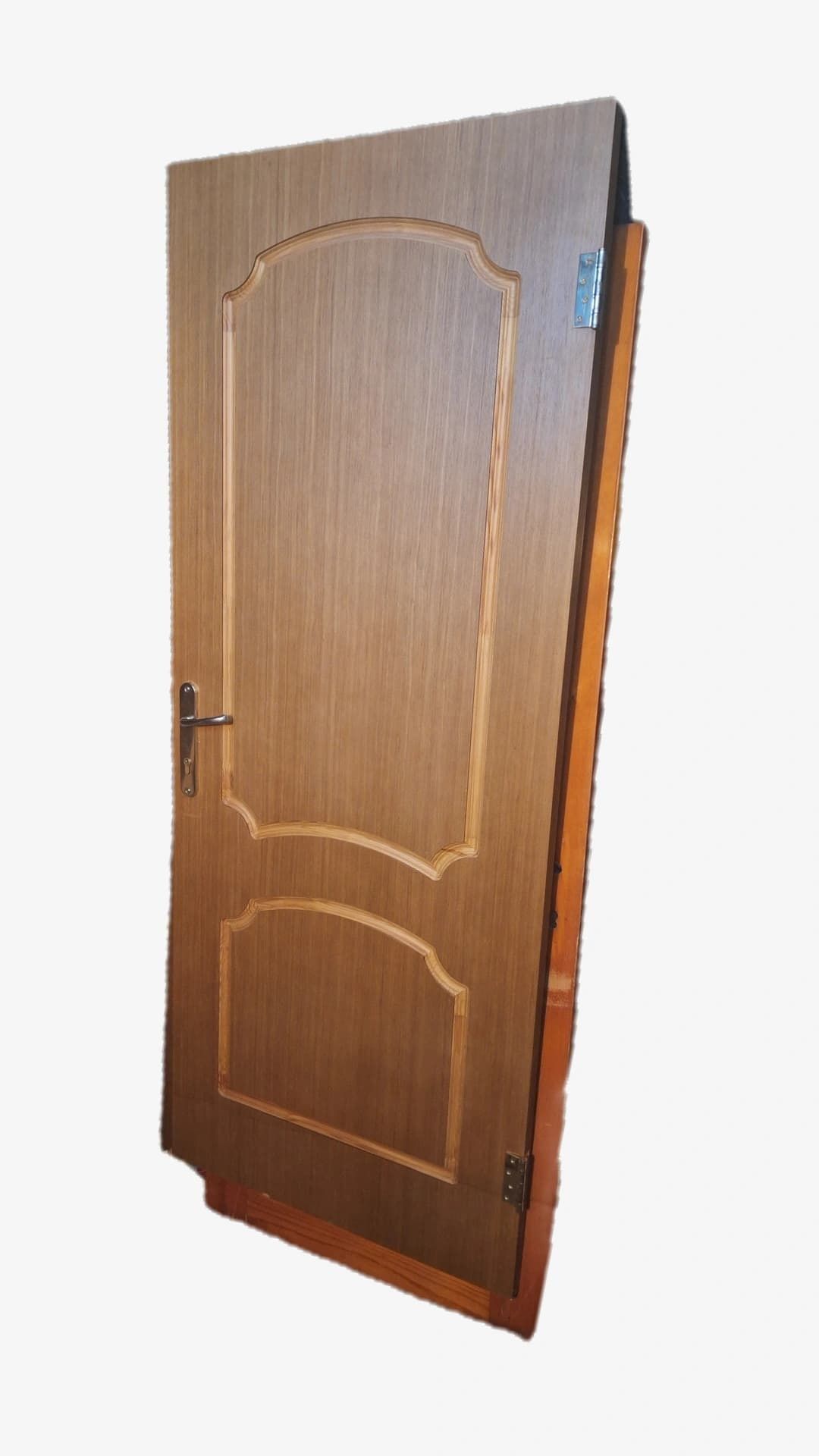 Продам входную деревянную дверь