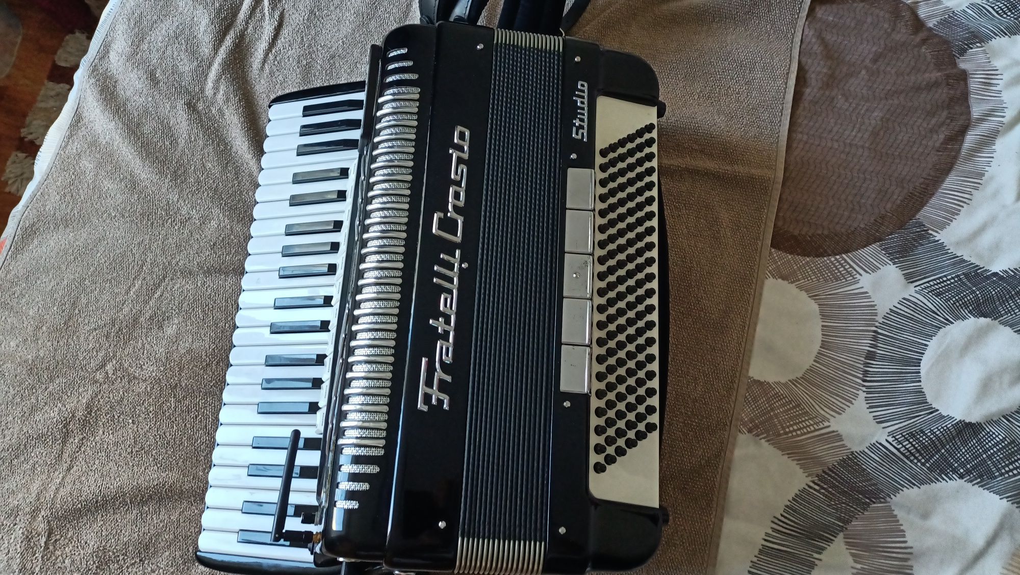 Vînd acordeon cu sistem midi jizi saund